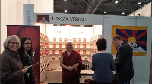 Golog Jigme mit unseren Ehrenamtlichen an unserem Stand auf der Leipziger Buchmesse