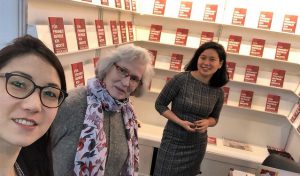 Iris Fricke, unsere ehranamtliche Mitarbeiterin im Tibet Online Shop, Migmar Dhakyel, unsere Kampagnenreferentin und Norzin aus der Schweiz, an unserem Stadn auf der Leipziger Buchmesse 2018.