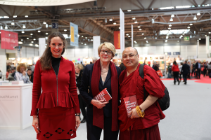 Bestsellerautorin Tanja Kinkel, PEN Präsidentin Regula Venske mit Golog Jigme, Freund von Shokjang uns selbst ehemaliger politischer Gefangener in Tibet.