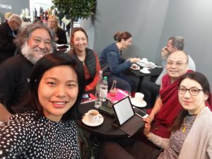 The team is ready! Unsere letzte Lesung: 14 Uhr, #Halle4, Forum Internationales u. Übersetzerzentrum. #Shokjang, der #tibetische Autor, sitzt immer noch in Haft. Deshalb sind wir hier, um seine Stimme hörbar zu machen: "Für #Freiheit bereue ich nichts". #LBM18 #lbm #lbm2018